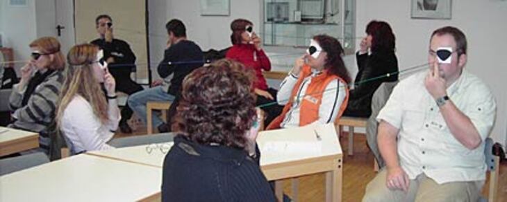 Augenübung mit Augenklappe und Perlenschnur